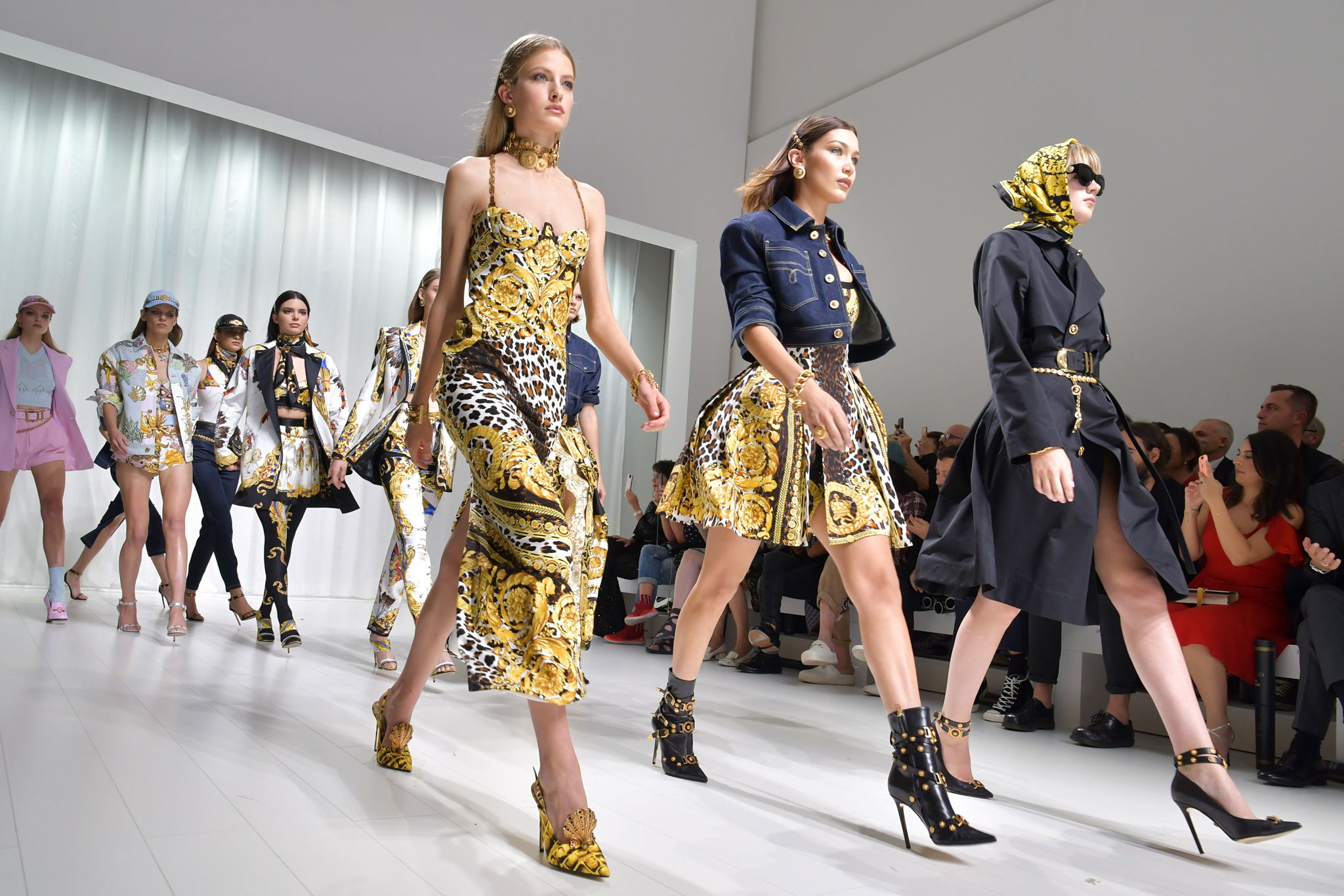 Milano Fashion Week i look eclettici della sfilata di Versace